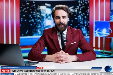 Muhabir, haber odasında deprem haberleri sunar. Canlı gece programı, doğal afet ve Japon kurbanları hakkında konuşur. Haber spikeri TV 'de son dakika haberi yayınlıyor..