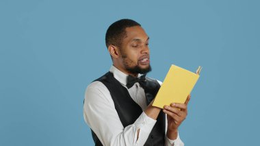 Smokinli otel kapıcısı stüdyoda roman okuyor, edebiyat ve konferans hobilerini seviyor. Beş yıldızlı pansiyonda çalışan konukseverlik sektörü çalışanları, belboy resepsiyonisti. Kamera A.