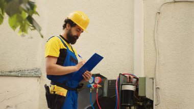 Klima sorunlarını tespit etmek için müşteri tarafından sözleşmeli sertifikalı teknisyen, panoya gerçek zamanlı süper-zamanlı ısıtma ve basınç kriterleme aracı ile ölçülen soğutma değerleri yazmak