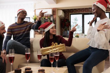 Gülümseyen işçi Xmas hediyesi alıyor, gizli noel babayı tahmin ediyor ve süslü ofisteki meslektaşını işaret ediyor. Meslektaşlar yeni yıl partisinde koltukta oturup hediyelerimizi değiş tokuş ederler.