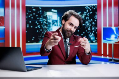 Televizyondan canlı yayın yapan yayıncı, küresel iletişim kanalında haber stüdyosunda manşetleri okuyor. Erkek haber spikeri günlük olayları inceliyor ve tüm konuları kapsıyor.
