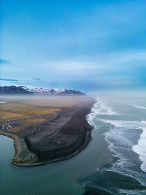 İzlanda doğal manzarasında siyah kumlu Atlantik Okyanusu manzarası İzlanda kıyı şeridi ile inanılmaz İskandinav manzarası. Büyüleyici bir çevresi olan muhteşem bir ülke..