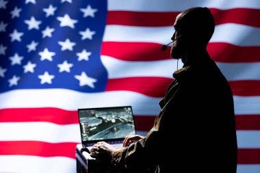 Amerikan Vatansever Ordusu savaş alanı avantajı kazanmak için hava keşif verilerini analiz ediyor. Karargâhtaki Birleşik Devletler askeri birimi stratejik hedeflere saldıran İHA 'ları kontrol ediyor