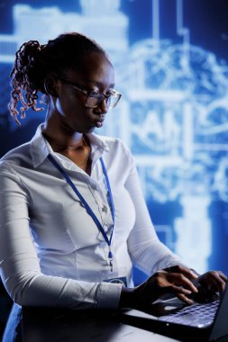 Lisanslı programcı insan beyninden modellenmiş yapay zeka sinir ağları geliştiriyor. Yapay zeka makinesi kurma uzmanı veri kullanarak doğru öngörülerde bulunuyor