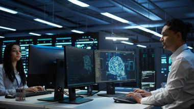 Bilgisayar bilimcisi sunucu odasında kontrol yapmak için yapay zeka teknolojisini kullanıyor. Veri merkezindeki bilişim personeli eğitim verilerini işlemek için yapay zeka teknolojisini kullanıyor, kamera B