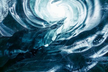 Vatnajokull buzul yarığında berrak buz kütleleri, göz kamaştırıcı buz mağaralarının içindeki görkemli mavi elmas şekilli yapılar. İzlanda manzarası boyunca buzdağı taşları.