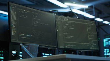 Donanım ana bilgisayar enerji tüketimini yönetmek için kullanılan veri merkezindeki bilgisayarlar. Otomasyon ve sunucu merkezindeki süreçleri izlemek için kullanılan yüksek teknoloji kurumlarındaki bilgisayar görüntülerini kapat