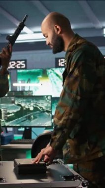 Dikey video operatörleri özel operasyon yürütüyor, silahları yüklüyor, düşman kuvvetlerine saldırmaya hazırlanıyor. Komuta merkezindeki ordu askerlerini kapatın. Saldırı görevi için silah hazırlayın. Kamera B.