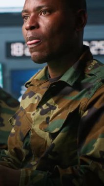 Dikey video ekibi askeri ajanları düşman savaş düzeni hakkındaki istihbarat dosyalarına bakıyor. İstihbarat teşkilatı iş arkadaşları, rakip strateji ve kamera hakkında bilgi toplamak için görev belgelerini okuyor.