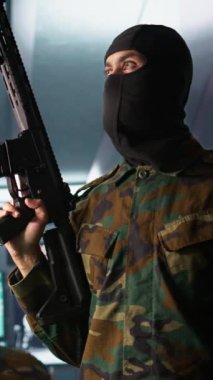 Düşman karargahına saldıran silahlı bir terörist dikey görüntüsü var. Tehdit var mı diye bakıyorlar. Düşman üssü saldırısı sırasında gerilla savaşı silahlı çatışmasında isyancı teftiş odası.
