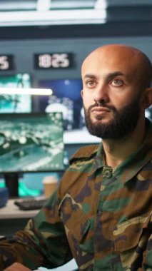 İstihbarat toplamak ve savaş desteği sağlamak için telsiz ve uydu donanımı kullanan dikey video ordu telekomünikasyon operatörü. İletişim ağlarını yöneten özel kuvvetler askeri sevk memuru