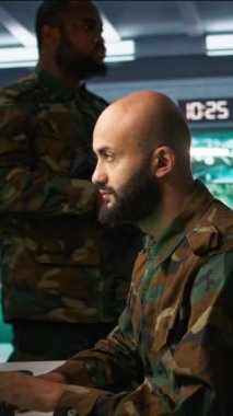 Komuta odasında silahları kontrol eden dikey video subayları mermilerin ve erzakların düzgün ve eşit dağıtılmasını sağlıyorlar. Savaş öncesi savaş yükünü yöneten askerler