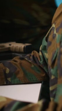 İstihbarat toplamak ve savaş desteği sağlamak için telsiz ve uydu donanımı kullanan dikey video ordu telekomünikasyon operatörü. İletişim ağlarını yöneten özel kuvvetler askeri sevk memuru