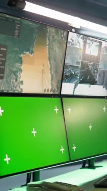 Dikey video ordu uzmanı, savaş odasında gözetleme teknisyeni olarak çalışıyor, yeşil ekran donanımındaki hedef verileri değerlendiriyor. Operasyon üssünde görev yapan bir adam, düşman kuvvetlerine modelleme kullanarak saldırıyor.
