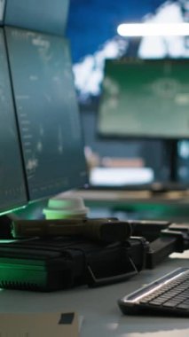 Düşman güçlerine saldırmak için kullanılan askeri tesisteki dikey video silahları. Tabancalar, radar sistemli boş bir askeri üste saldırı görevine hazırlanıyor.