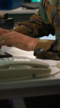 Görev Kontrol Merkezi 'ndeki dikey video askeri ulusal güvenlik operasyonlarını cihazlarla denetliyor. Kapatın. Ortadoğu ordu uzmanı gözlem odasındaki verileri inceliyor.