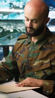Dikey video yorgun ordu subayı düşman hakkında istihbarat alıyor, bitkin hissediyor. Muhalifler hakkında bilgi toplamak için görev dosyasını okurken çok çalışan ordu uzmanı kendini yorgun hissediyor