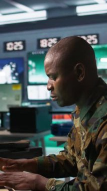 Askeri planlama ve karar verme konusunda yapay zeka kullanan dikey video ordu yazılım geliştiricisi. Afrika kökenli Amerikan bilişim uzmanı savaş operasyonlarını geliştirmek için yapay zeka kullanıyor.