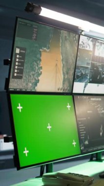 Dikey Görüntü Maskeli İstihbarat Ajanı model ekipmanlarla ulusal güvenlik operasyonlarını denetliyor. Özel kuvvetler casusu izleme odasında krom anahtar monitörlü verileri inceliyor, kamera B