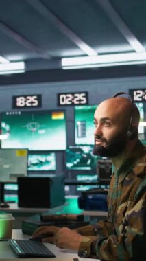 Dikey video askeri hareket memuru kulaklık mikrofonuyla ön saflarda savaşan piyade birliklerine bilgi veriyor. Askerler için istihbarat sağlayan ordu uzmanı, görev faaliyetlerini koordine eden, kamera