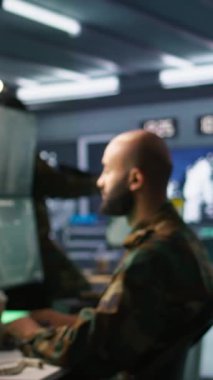 Askeri karargahta profesyonel özel kuvvetler düşman birlikleri hakkında bilgi topluyor. Düşman savunmasızlıklarını değerlendirmek için operasyon üssündeki izleme cihazlarını kullanan bir subay.