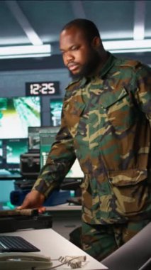 Dikey İstihbarat Teşkilatı askeri karargah uzmanı düşman birlikleri hakkında bilgi topluyor. Operasyon üssüne varan bir subay düşman savunmasızlığını değerlendirmeye başlıyor.