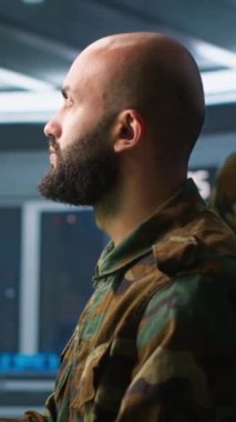 Dikey video askeri ajan kontrol odasında çalışıyor, hava keşif verilerini analiz ediyor. İstihbarat Teşkilatı Ajanı İHA 'ları kontrol ederek stratejik hedeflere saldırıyor.