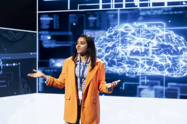 Yapay zeka uzmanı ileri teknolojiler sergiliyor, endüstri bilgisini paylaşıyor. Yapay Zeka ve Büyük Veriler 'deki son gelişmeleri tartışmak üzere bir araya gelen endüstri uzmanlarının etkinliklerinde konuşmacı görüşmeleri