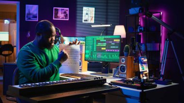 Müzik notalarını açıklayan yetenekli besteci, internet ana sınıfı sırasında akıllı telefonla kaydedildi. Sanatçı müzisyen insanlara piyanoda okuma ve şarkı söylemeyi öğretiyor. Kamera B.