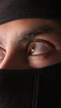Dikey video teröristi, kimliğini gizliyor, düşmana karşı gerilla savaşı operasyonu yürütüyor. Gizli savaş odasında isyancı kuvvetleri silahlandırın. Rakiplerine karşı saldırı başlatın.