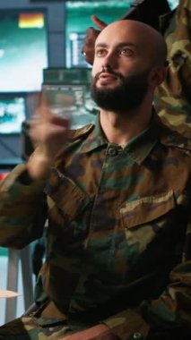 Komuta odasında arttırılmış gerçeklik teknolojisi kullanan dikey video askeri ajan hava keşif verilerini analiz ediyor. İstihbarat birliği uzmanı AR kullanarak stratejik hedeflere saldıran İHA 'ları kontrol ediyor.