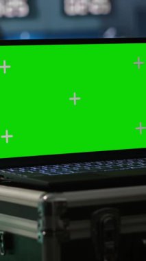 Düşmana karşı bilgi edinmek için yeşil ekran laptopunda izleme yazılımı kullanan dikey video askeri. Ordu uzmanı bilgi toplamak, askerlere yardım etmek ve görev faaliyetlerini koordine etmek için kroma anahtar defteri kullanıyor.