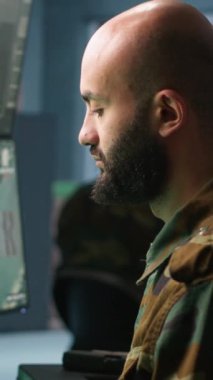 Askeri planlama ve karar verme süreçlerinde yapay zeka kullanan dikey video ordu bilgisayar bilimcisi. Uzman, silahlı kuvvetlerin operasyonel yeteneklerini arttırmak için yapay zeka kullanıyor.