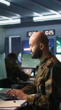 Askeri planlama ve karar verme süreçlerinde yapay zeka kullanan dikey video ordu bilgisayar bilimcisi. Uzman, silahlı kuvvetlerin operasyonel yeteneklerini arttırmak için yapay zeka kullanıyor.