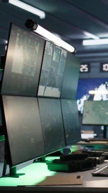 Askeri devlet kurumunda gözetleme için kullanılan dikey video odası. Radar sistemli boş askeri harekat üssünün görüntüsü, düşman birliklerini takip etmek.