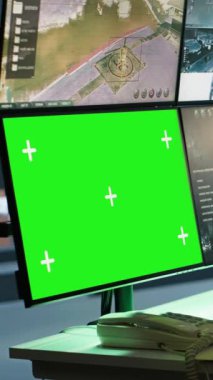 Dikey Görüntü Maskeli İstihbarat Ajanı model ekipmanlarla ulusal güvenlik operasyonlarını denetliyor. Özel kuvvetler casusu izleme odasında krom anahtar monitörlü verileri inceliyor, kamera A