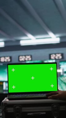 Savaş odası gözetleme teknisyeni olarak çalışan dikey video ordu uzmanı izole ekran dizüstü bilgisayarındaki hedef verileri değerlendiriyor. Asker, düşman kuvvetlerine krom anahtar not defteri, kamera B kullanarak saldırıyor.