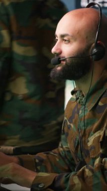 Askeri karargahtaki görevleri çözen dikey görüntülü asker düşman birlikleri hakkında bilgi topluyor. Operasyon üssündeki Orta Doğulu ajan düşman savunmasızlığını, takibi ve kamerayı değerlendiriyor.