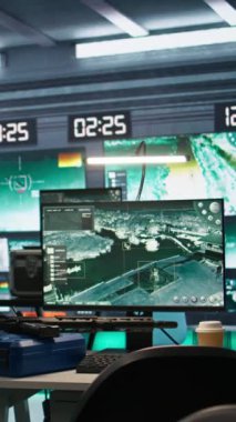 Ordu komuta merkezinde, operasyonel füze savunma sisteminde ileri teknoloji dikey görüntü. Silahlı kuvvetler karargahı savaş sırasında radar sistemlerini kullanarak düşman roketlerini izlemek için kullanılıyor.
