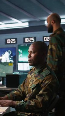 Askeri savaş sistemleri ve füze takibini geliştirmek için yapay zeka kullanan dikey video uzmanı. Afrika kökenli Amerikan bilişim yönetimi, savaş operasyonel yeteneklerini geliştirmek için sinirsel ağlar kullanıyor