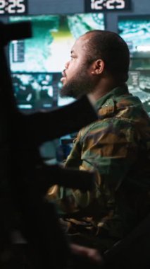 Hükümet tesisinde çalışan dikey video uzmanı gözetleme teknisyeni, hedef verileri değerlendiriyor. Operasyon karargahında görev yapan bir asker, düşman kuvvetleri, kamera A ile çatışmaya girer.