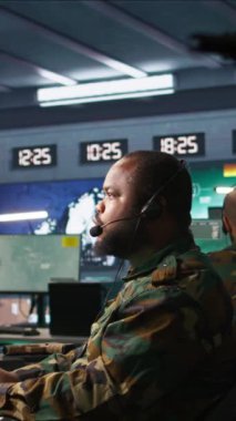 Düşman birlikleri hakkında bilgi toplayarak savaş desteği sağlayan dikey video ordu telekomünikasyon operatörü. Operasyon üssündeki iletişim ağlarını yöneten askeri sevkiyat memuru