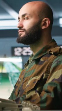 Askeri karargahta profesyonel özel kuvvetler düşman birlikleri hakkında bilgi topluyor. Düşman savunmasızlıklarını değerlendirmek için operasyon üssündeki izleme cihazlarını kullanan bir subay.