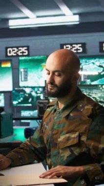 Dikey video yorgun ordu subayı düşman hakkında istihbarat alıyor, bitkin hissediyor. Muhalifler hakkında bilgi toplamak için görev dosyasını okurken çok çalışan ordu uzmanı kendini yorgun hissediyor