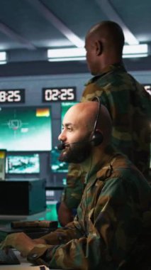 Askeri karargahtaki görevleri çözen dikey görüntülü asker düşman birlikleri hakkında bilgi topluyor. Operasyon üssündeki Orta Doğulu ajan düşman savunmasızlığını, takibi ve kamerayı değerlendiriyor.