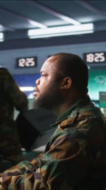 Askeri üste görev yapan dikey görüntülü asker radarları kullanıyor, balistik roketleri durduruyor ve yok ediyor. Ordu karargahının güvenlik kameralarında izinsiz hareketlilik var mı, takip füzeleri, kamera B