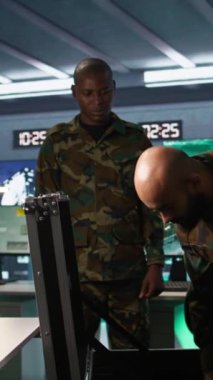 Dikey ordu askerleri, uzun menzilli hedeflere doğru ve ölümcül bir atış yapabilmek için silah taşıyorlar. Askeri birlikler silahları mermilerle dolduruyor, düşman bastırma görevine hazırlanıyorlar.