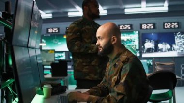 Ordu subayları kontrol odasındaki silahları kontrol ediyor, mermilerin ve erzakların düzgün ve eşit dağıtılmasını sağlıyor. Savaş öncesi saldırı görevi öncesi savaş yükünü yöneten askerler, kamera B