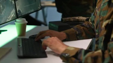 Özel kuvvetler askeri ajanı kontrol odasında çalışıyor, hava keşif verilerini analiz ediyor. Stratejik hedeflere saldıran İHA 'ları kontrol eden istihbarat uzmanlarına yakın plan: Kamera A