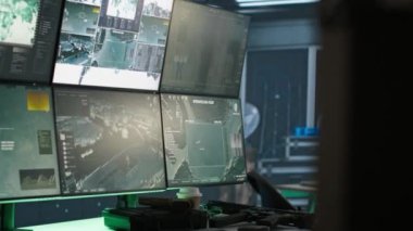 Balistik tehditleri engellemek için tasarlanmış bomboş kontrol merkezindeki operasyonel füze savunma sistemini kapatın. Ordu karargahında radarlı roketleri izlemek için kullanılan monitörler